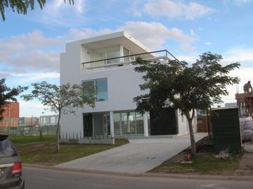 Venta Casa a Estrenar 6 Ambientes Los Lagos Nordelta Tigre