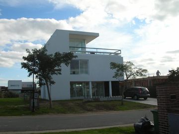 Venta Casa a Estrenar 6 Ambientes Los Lagos Nordelta Tigre