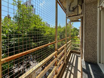 Departamento de oportunidad con 2 dormitorios y terraza exclusiva, alquilado