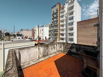 Departamento de oportunidad con 2 dormitorios y terraza exclusiva, alquilado