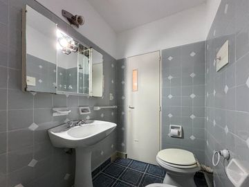 Departamento de oportunidad con 2 dormitorios y terraza exclusiva, alquilado