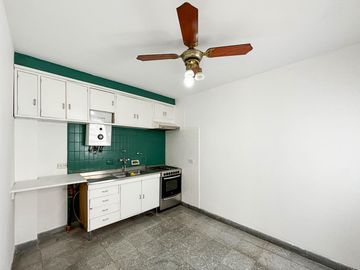 Departamento de oportunidad con 2 dormitorios y terraza exclusiva, alquilado
