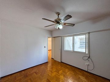 Departamento de oportunidad con 2 dormitorios y terraza exclusiva, alquilado