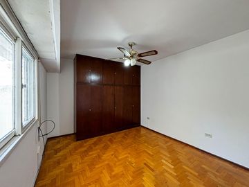 Departamento de oportunidad con 2 dormitorios y terraza exclusiva, alquilado