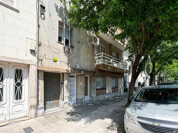 Departamento de oportunidad con 2 dormitorios y terraza exclusiva, alquilado