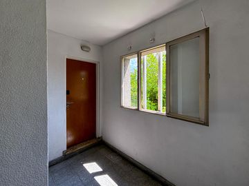 Departamento de oportunidad con 2 dormitorios y terraza exclusiva, alquilado