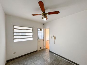 Departamento de oportunidad con 2 dormitorios y terraza exclusiva, alquilado
