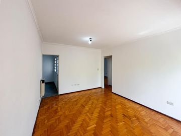 Departamento de oportunidad con 2 dormitorios y terraza exclusiva, alquilado