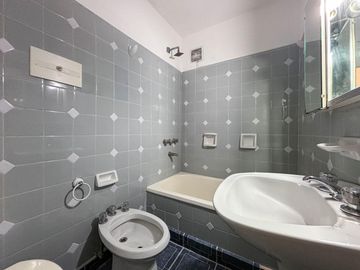 Departamento de oportunidad con 2 dormitorios y terraza exclusiva, alquilado