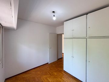 Departamento de oportunidad con 2 dormitorios y terraza exclusiva, alquilado