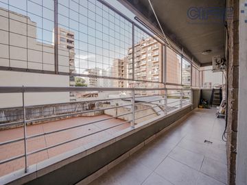 Departamento de 2 ambientes con cocina separada Cochera fija cubierta  Balcón corrido