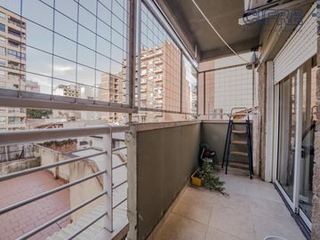 Departamento de 2 ambientes con cocina separada Cochera fija cubierta  Balcón corrido