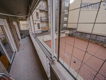Departamento de 2 ambientes con cocina separada Cochera fija cubierta  Balcón corrido