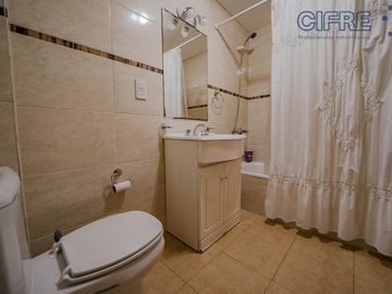 Departamento de 2 ambientes con cocina separada Cochera fija cubierta  Balcón corrido