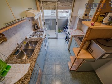 Departamento de 2 ambientes con cocina separada Cochera fija cubierta  Balcón corrido