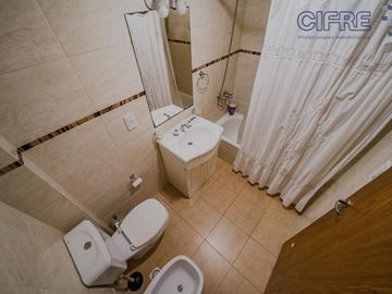 Departamento de 2 ambientes con cocina separada Cochera fija cubierta  Balcón corrido