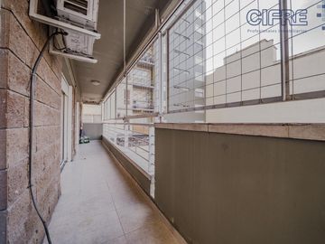 Departamento de 2 ambientes con cocina separada Cochera fija cubierta  Balcón corrido