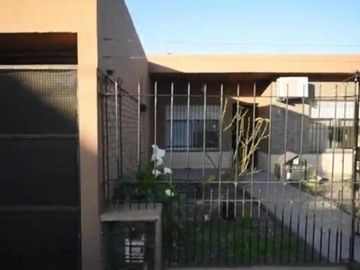 Casa en venta - 2 Dormitorios 2 Baños - Cochera - 300Mts2 - Berazategui