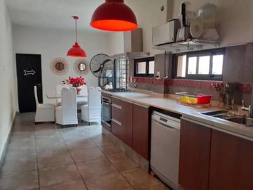 Casa en venta - 4 Dormitorios 3 Baños - Cochera - 270Mts2 - Villa Ballester