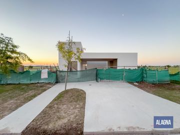 Casa 4 dormitorios, Suite en PB, pileta, Vida