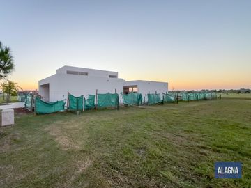 Casa 4 dormitorios, Suite en PB, pileta, Vida