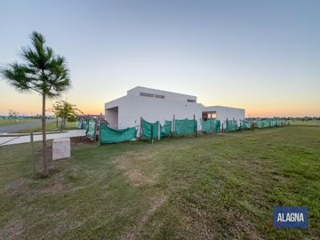 Casa 4 dormitorios, Suite en PB, pileta, Vida