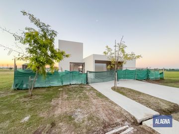 Casa 4 dormitorios, Suite en PB, pileta, Vida