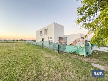 Casa 4 dormitorios, Suite en PB, pileta, Vida
