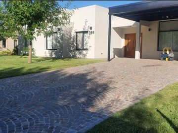 Casa en venta en San Matías Area 4 con pileta una planta 4257