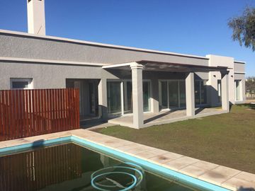 VENTA. Casa 3 dormitorios. Los Quebrachos. Las Martinetas