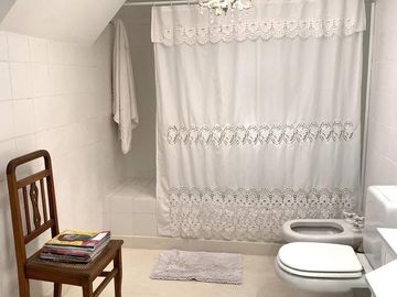 MUY LINDA CASA EN VENTA Y ALQUILER EN LOMAS DE SAN ISIDRO, EXCELENTE ENTORNO