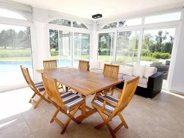 Casa en venta - 4 Dormitorios 5 Baños - Cocheras - 1.500Mts2 - Guillermo E. Hudson, Berazategui