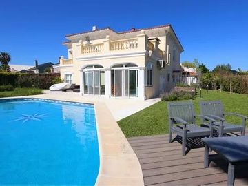 Casa en venta - 4 Dormitorios 5 Baños - Cocheras - 1.500Mts2 - Guillermo E. Hudson, Berazategui