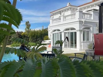 Casa en venta - 4 Dormitorios 5 Baños - Cocheras - 1.500Mts2 - Guillermo E. Hudson, Berazategui
