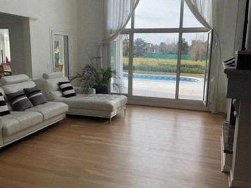 Casa en venta - 4 Dormitorios 5 Baños - Cocheras - 1.500Mts2 - Guillermo E. Hudson, Berazategui