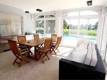 Casa en venta - 4 Dormitorios 5 Baños - Cocheras - 1.500Mts2 - Guillermo E. Hudson, Berazategui