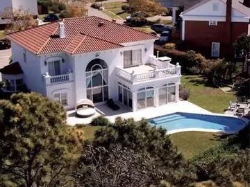 Casa en venta - 4 Dormitorios 5 Baños - Cocheras - 1.500Mts2 - Guillermo E. Hudson, Berazategui