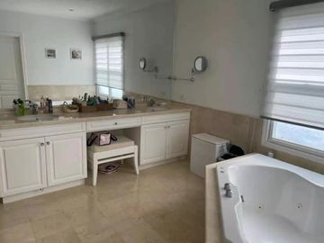 Casa en venta - 4 Dormitorios 5 Baños - Cocheras - 1.500Mts2 - Guillermo E. Hudson, Berazategui