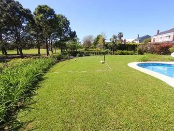 Casa en venta - 4 Dormitorios 5 Baños - Cocheras - 1.500Mts2 - Guillermo E. Hudson, Berazategui
