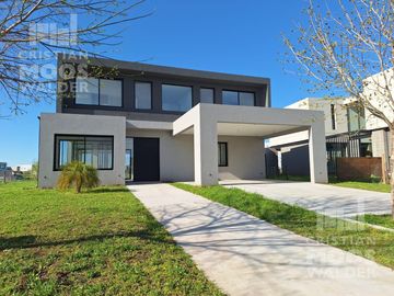 Casa en  venta  6 ambientes en Barrio Acacias Puertos