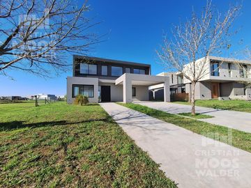 Casa en  venta  6 ambientes en Barrio Acacias Puertos