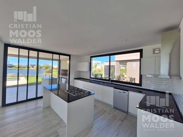 Casa en  venta  6 ambientes en Barrio Acacias Puertos
