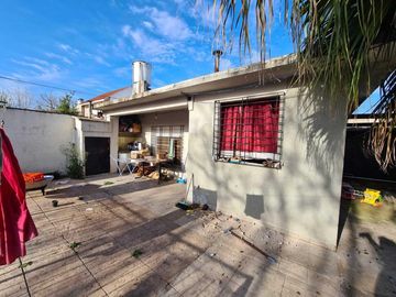 Casa en venta - 2 Dormitorios 2 Baños - Cochera - 430Mts2 - Quilmes