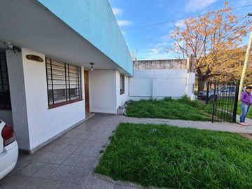 Casa en venta - 2 Dormitorios 2 Baños - Cochera - 430Mts2 - Quilmes