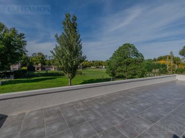 LJ RAMOS | VENTA| CASA BARRIO CERRADO HARAS DEL SOL | PILAR | SIST CONSTRUCTIVO DE ULT TECNOLOGÍA