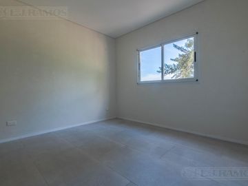 LJ RAMOS | VENTA| CASA BARRIO CERRADO HARAS DEL SOL | PILAR | SIST CONSTRUCTIVO DE ULT TECNOLOGÍA