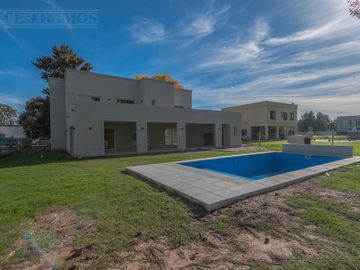 LJ RAMOS | VENTA| CASA BARRIO CERRADO HARAS DEL SOL | PILAR | SIST CONSTRUCTIVO DE ULT TECNOLOGÍA