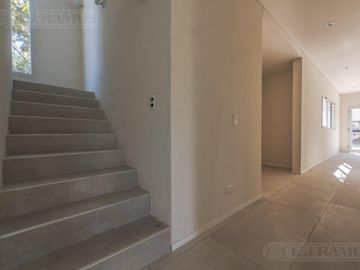 LJ RAMOS | VENTA| CASA BARRIO CERRADO HARAS DEL SOL | PILAR | SIST CONSTRUCTIVO DE ULT TECNOLOGÍA