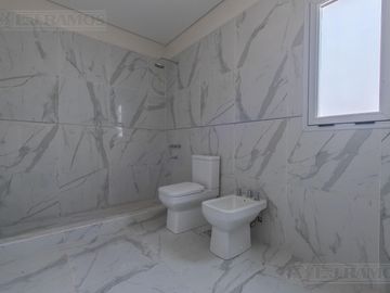 LJ RAMOS | VENTA| CASA BARRIO CERRADO HARAS DEL SOL | PILAR | SIST CONSTRUCTIVO DE ULT TECNOLOGÍA