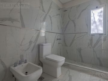 LJ RAMOS | VENTA| CASA BARRIO CERRADO HARAS DEL SOL | PILAR | SIST CONSTRUCTIVO DE ULT TECNOLOGÍA